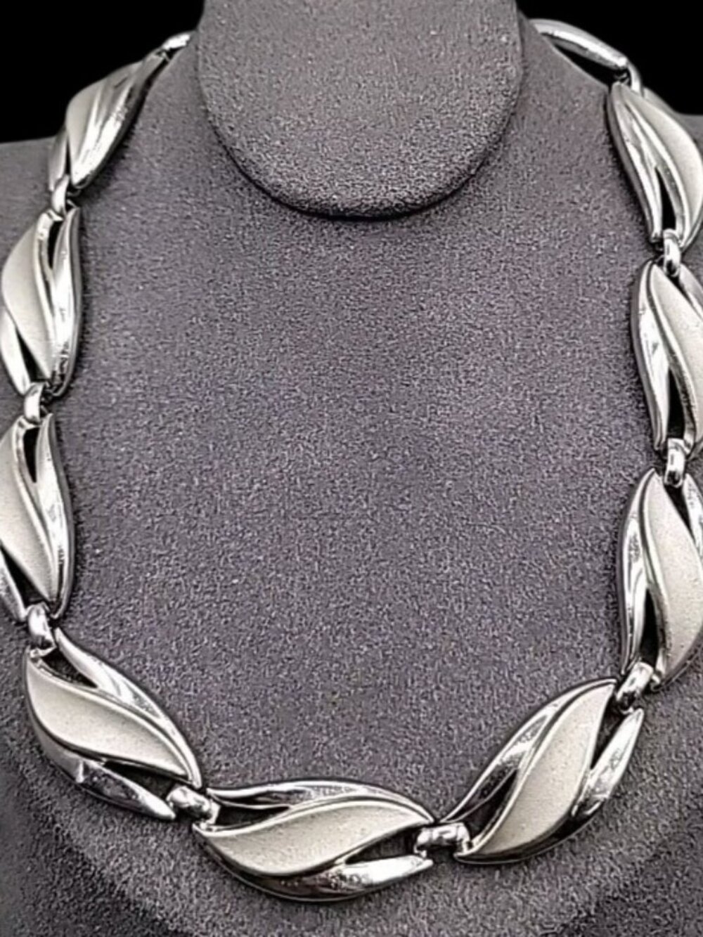 Crown Trifari Sculptured Leaf Choker Necklace Silver Tone Brushed & Polished 16"